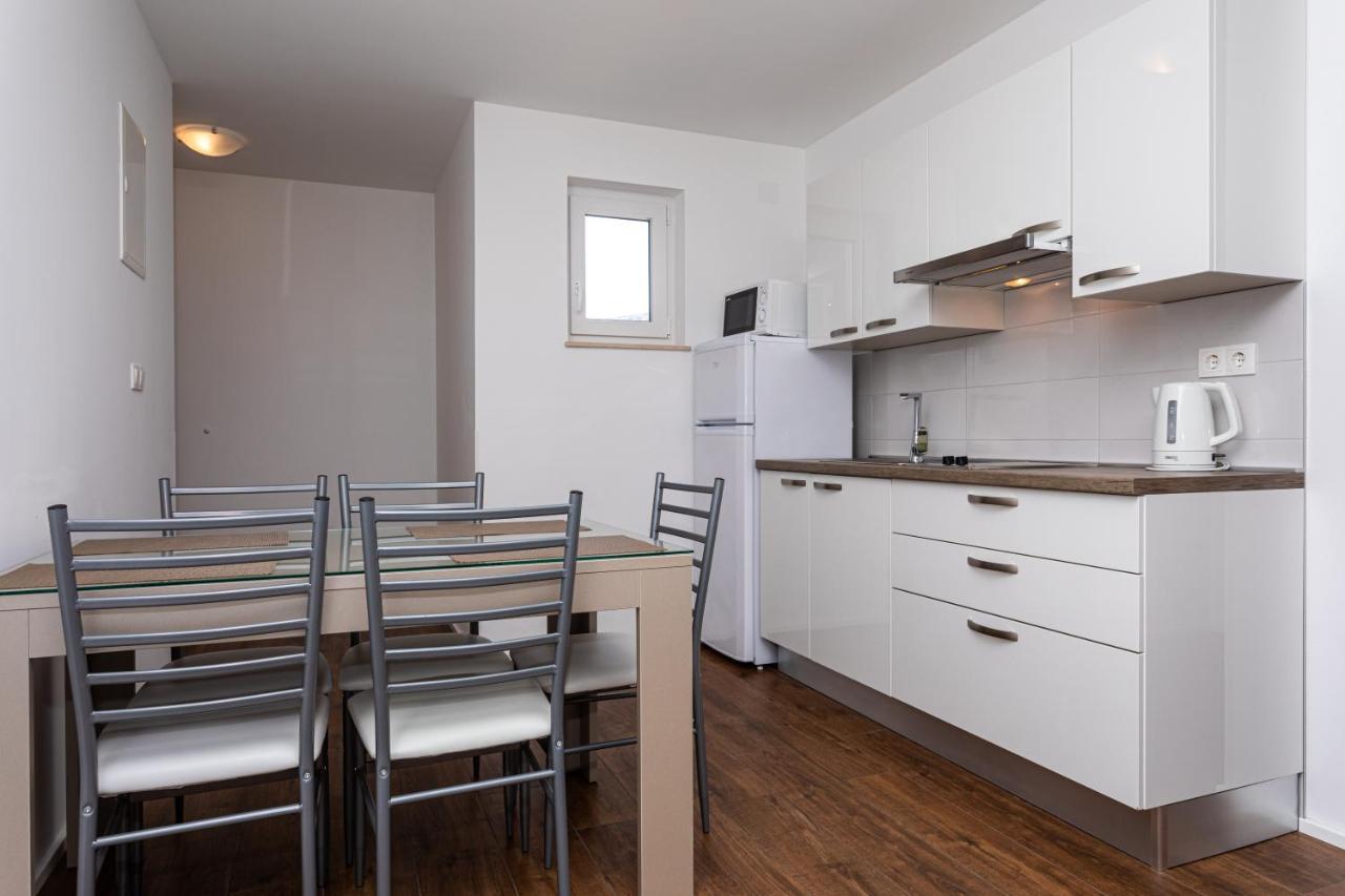 Apartments Crnekovic Tomislava 8A باشْكا المظهر الخارجي الصورة