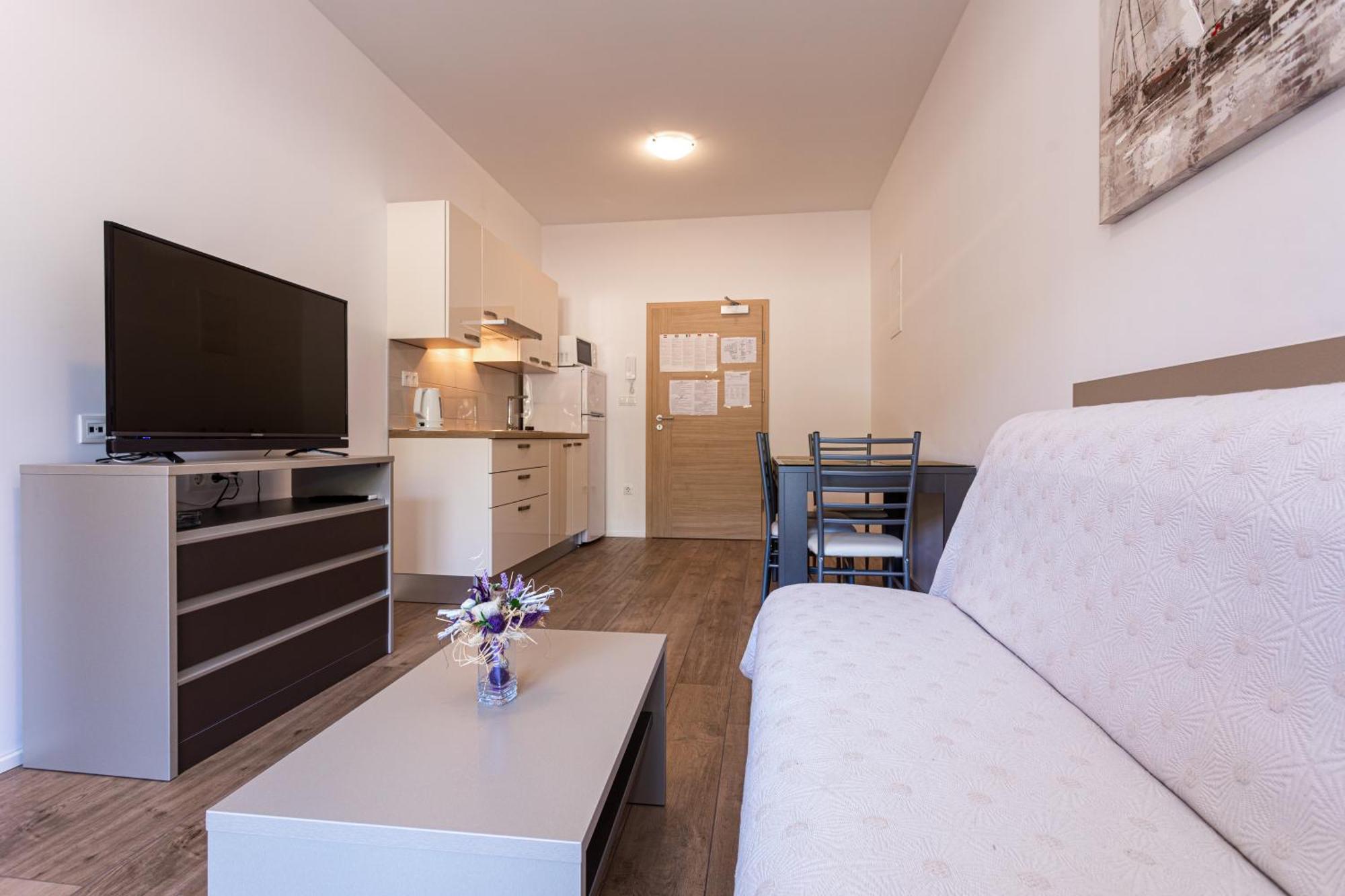 Apartments Crnekovic Tomislava 8A باشْكا المظهر الخارجي الصورة